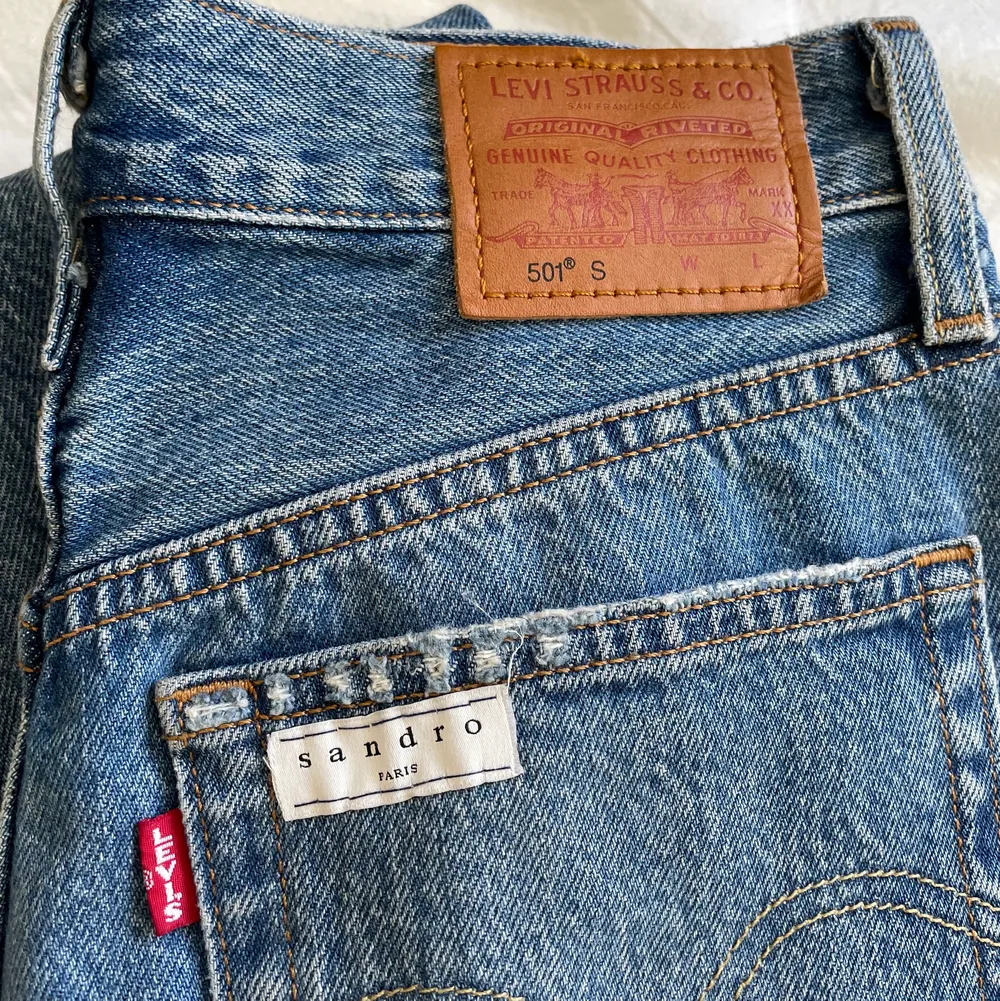 Säljer dessa skitsnygga jeans från levis strl w25l32 i jättefint skick! har sytt på blixtar samt Sandro lapp på rumpan från mina gamla sandro jeans som sprack, därav jag sydde fast allt på dessa jeans istället!. Jeans & Byxor.