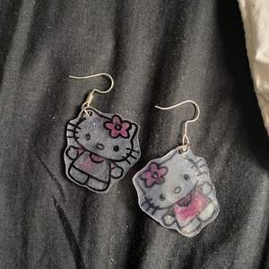 Hello Kitty örhängen, även dessa super fina men kommer tyvärr inte heller till användning:(