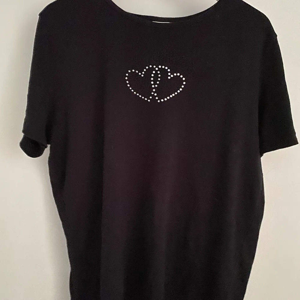 En jätte söt oversize T-shirt med  kristall hjärtan, storlek 46-48✨. T-shirts.