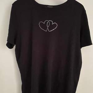 En jätte söt oversize T-shirt med  kristall hjärtan, storlek 46-48✨