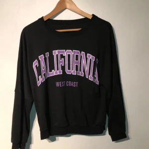 Tröja Strl S - Superskön tröja köpt här på plick! Säljer pga den inte passade mig. 