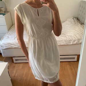 Klänning  - Vit klänning från VILA med vita broderade detaljer. Sparsamt använd, mycket fint skick 🤍 Storlek S Kolla gärna in mina andra annonser!