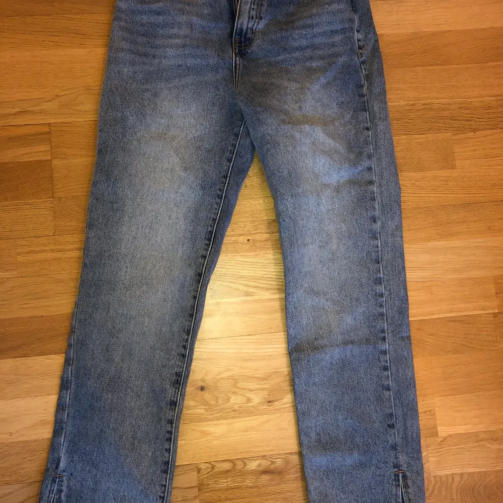 Jättefina jeans i bra skick (oanvända) då de är för små för mig (strl M/38 men dessa passar S då de är i petite modell). Jeans & Byxor.