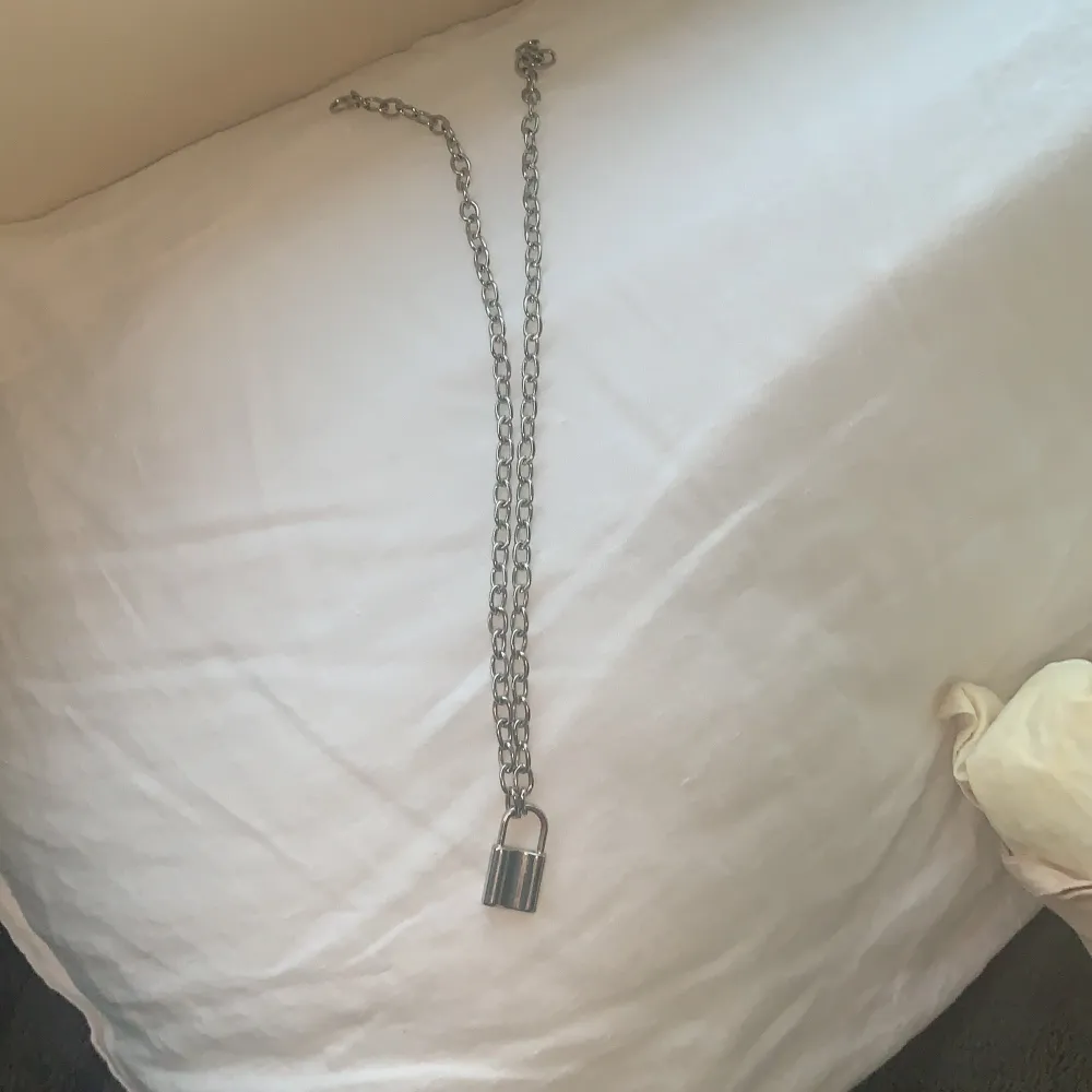 Ett silver halsband med ett lås på! Super fint! Frakt:15 kr. Övrigt.