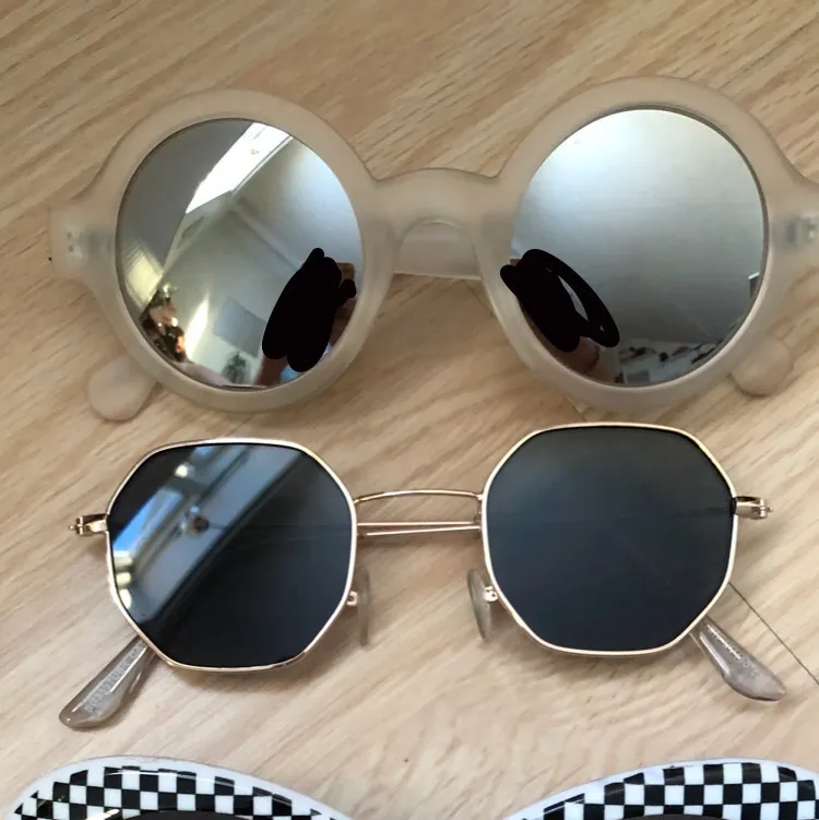 Säljer dessa solglasögon (#1 Högst upp - #4 Underst) #1 (70kr) #2 (50kr) #3 (80kr) #4 (40kr) ❤️ lite frakt tillkommer. . Accessoarer.