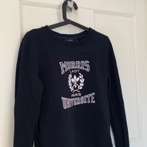 MORRIS - En marinblå Morris tröja med vitt tryck!