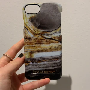 Ideal of Sweden skal i stenmarmor - Ideal of Sweden skal i stenmarmor, ser oanvänt ut, bara lite skadat på kanten, 60kr, IPhone 6/7/8