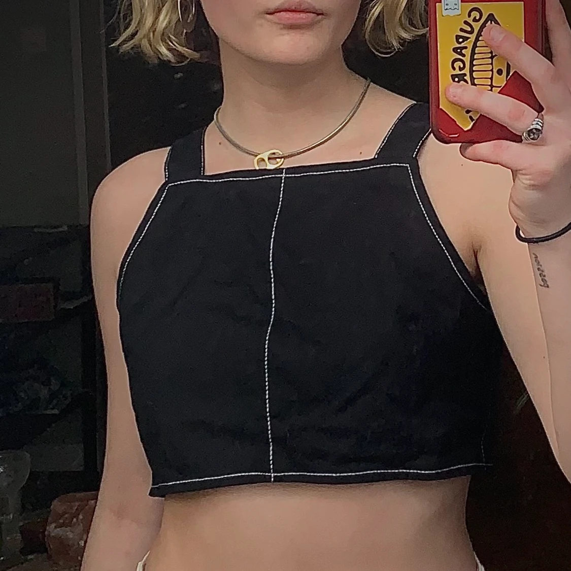 Svart crop top med karbinhake