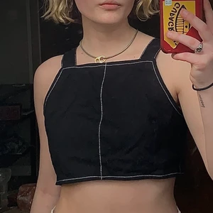 Svart crop top med karbinhake - Aldrig använd. Lite ”grövre” material på så sätt att formen typ alltid är den samma. Vita sömmar och karbinhake vid ryggen. Kan mötas upp i Malmö och Lund. Pris kan alltid diskuteras! 👽👾