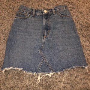 Jeanskjol - Säljer en jeanskjol som tyvärr är för liten för mig! Storlek 34/xs. Säljer för 50kr eller bud om flera är intresserade☺️ frakt betalas av köparen!