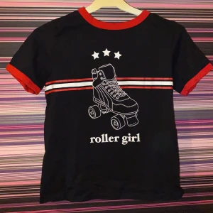 T-shirt  - Svart t-shirt! Använd ett fåtal gånger! Storlek 146-152 men skulle säga att den passar en XS! Säljer för 80kr eller buda! Köparen står för frakten! Frågor skriv till mig! 