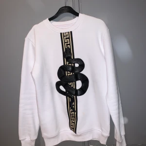 Tröja  - Cool tröja i bra skick! Köparen står för frakten, kan även mötas upp:)