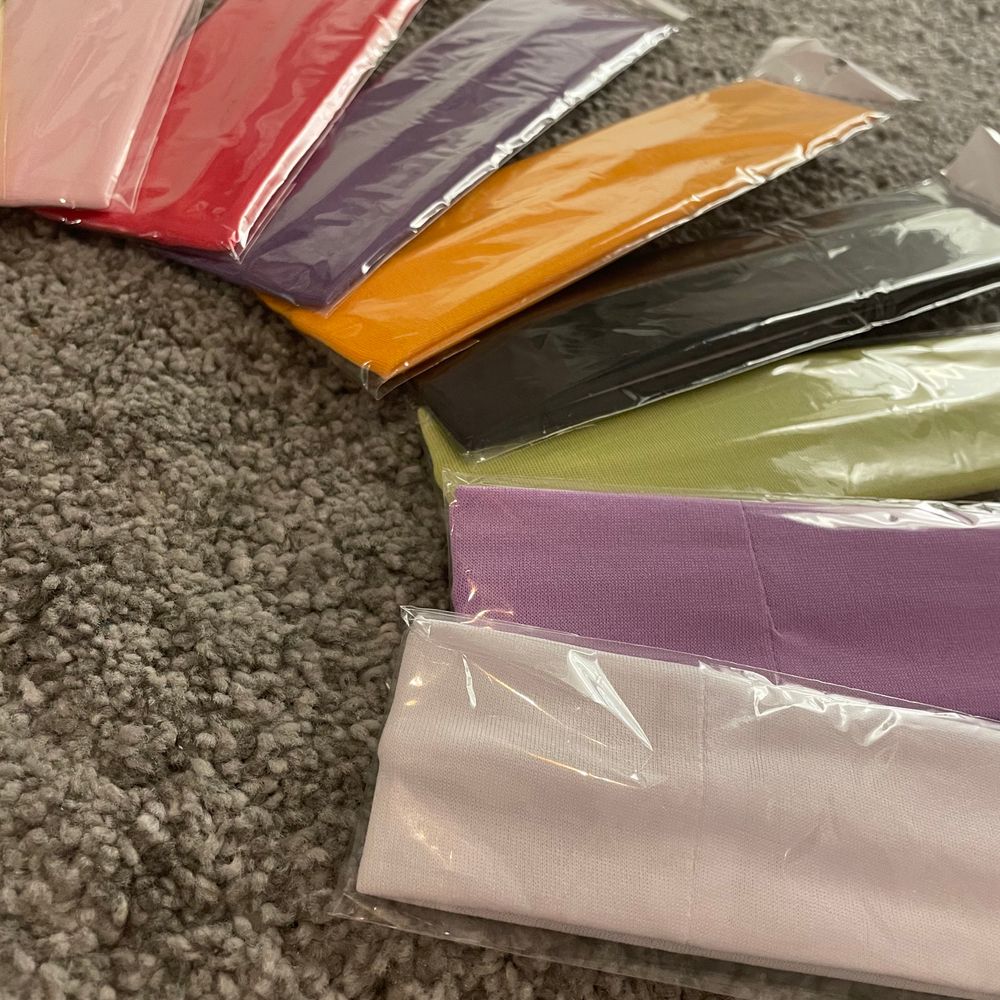 Super gulliga hårband att styla håret med!!🥰Köpta på Shein men passade inte så bra på mig😔❤️Tänkte kanske 10kr/st?👍✨💖de är tunna och sköna men de ljus färgerna är lite see trough❤️Materialet är jätte skönt efter användning då det blir varmt av håret hah☺️Frakten går på 12kr☺️👍🛑SÅLDA: GRÖN, LJUS LILA, VIT, SVART, RÖD, MÖRK LILA, BLÅ, ROSA🛑. Accessoarer.