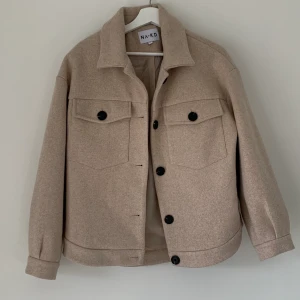 Jacka  - Jacka från NA-KD. Aldrig använd. Storlek 34, men är oversize