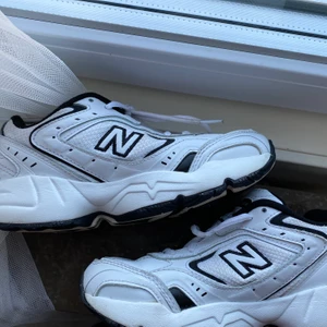 Trendiga New Balance - Jättefina New Balance skor! Använda några gånger men är i oerhört bra skick! Storlek 36 men skulle säga att den är lite stor i storleken🤩 Högsta bud: 470kr+ frakt🌟