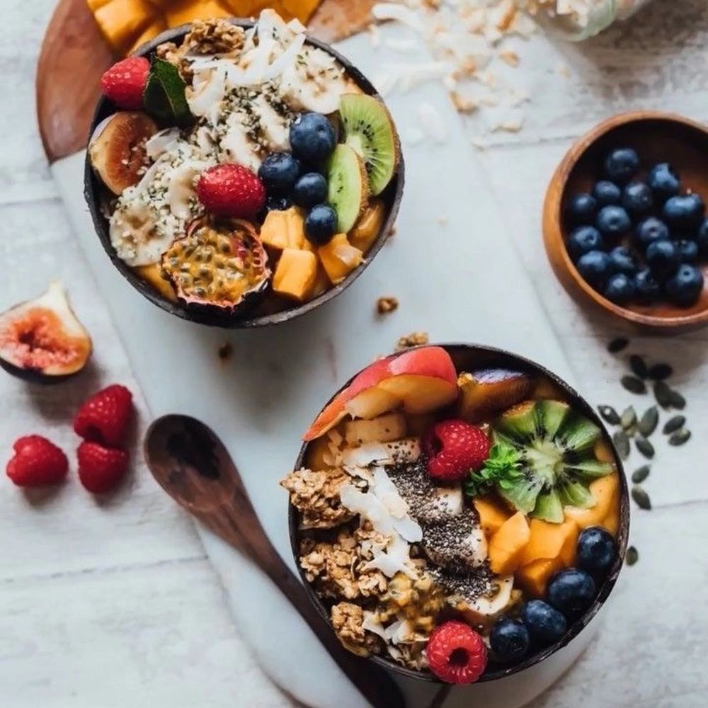 3 supercuteeeee natural cocunut bowls som ursprungligen kommer ifrån ett lokalt café, Nalu Bowls, i Bali 🤍 Varje bowl är unik i sig och dess text är inbränd. Bowl’sen har enbart stått i mitt vitrinskåp, så de är precis som i nyskick. Har några stycken från tidigare, men kan inte vid flytten efter student ta med mig alla så säljer nu 3 av dom 🥥 149kr för alla 3. Fraktkostnad: 59kr spårbar och samfraktar givetvis (skålarnas diameter är ca 12cm). T-shirts.