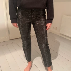 ORMSKINS BYXOR FRÅN & OTHER STORIES  - Väldigt snygga ormskinnsbyxor ifrån & Other stories. Otroligt fin kvalitet och passform på dessa byxor och snygga till flera tillfällen. Storlek: 34. Säljer för: 280kr.