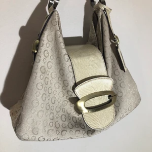 Vintage guess väska  - Intressekoll på min fina fina vintage guess väska! Säljer bara om jag får ett bra bud. Köptes för 550 kr. Har fläckar av bläckpenna inuti (inget man tänker på då det är inuti väskan) kan skickas bilder! Väldigt rymligt väska, får plats med allt man behöver. Har flera fack samt ett med dragkedja, brett och snyggt band som inte är obekvämt mot axeln. Buda🦋