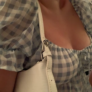 Rutig Blus - En jättesöt rutig blus i blått/vitt mönster💙🤍 Den är köpt från bikbok förra sommarn🦋 Den passar jättebra till våren/sommarn. Fin passform