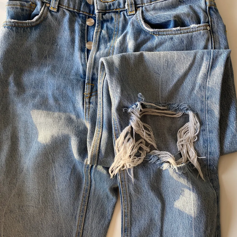 Jeans från Karve köpta på Carlings, använda men i bra skick! Hål på knäna o i loosefit, köpta för 800💞. Jeans & Byxor.