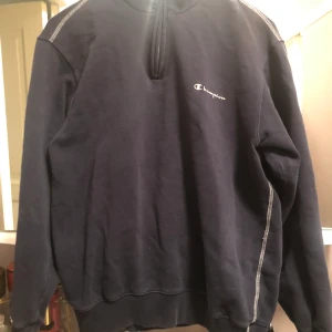 Vintage Champion sweatshirt  - Skit snygg mörkblå sweatshirt från Champion i stoleken M