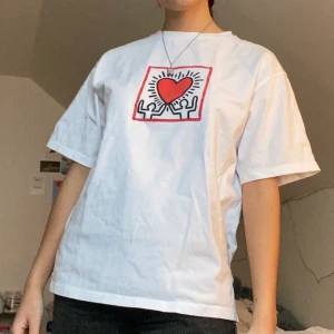 Keith Haring tshirt - Superfin graphic tshirt med Keith Haring "Crossing Lines" design på, köpt på Uniqlo i Tyskland! Snygg passform, märkt som S men funkar nog som M också. Använd men väl omhändertagen!