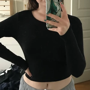 Svart kroppad långärmad tröja - Super fin ribbad svart långärmad tröja från gina tricot. Säljer den då jag tycker att den är lite för kroppad på mig. Jag är 175 :) 