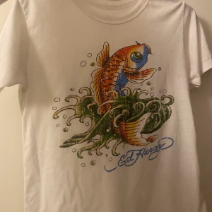 Ed hardy tröja - fett fin ed hardy tröja, trycket är slitet därav priset. verkligen vintage. Står ingen storlek men skulle säga S. Frakt 44 kr ✨