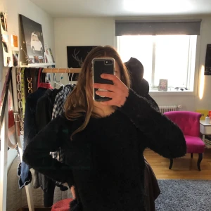 Fluffig svart tröja  - Svart tröja som är fluffig. Storlek s / xs