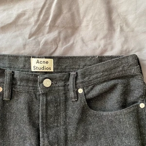 Jeans från acne - Säljer mina acnejeans. Väldigt bra skick, nästintill oanvända. Storlek 26. Jag har 36/38 eller S/M i jeans. Kan mötas upp runt Stockholm eller frakta.