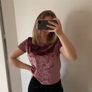 T-shirt  - T-shirt i röd sammet från hollister. Endast använd fåtal gånger och är i nyskick😌