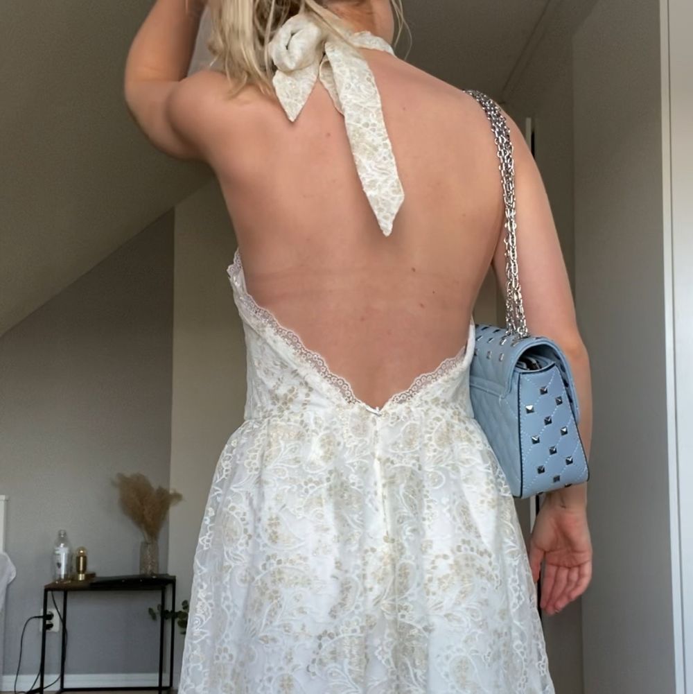vackraste vackraste halterneckklänningen från limited 2019 Molly Rustas x Bubbleroom 🌷 Går ej att få tag på. Storlek 34, men känns mer som 36. Perfekt skick och dragkedja baktill 🐚 Fraktkostnad: 59kr spårbar och samfraktar givetvis (nypris 450kr-600kr). Klänningar.