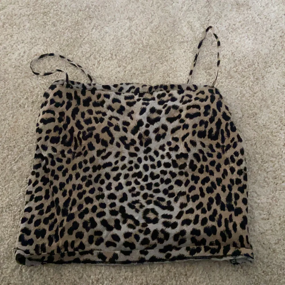  Supersöt linne i leopard från Gina Tricot. Säljs för dem inte kommer till användning. Toppar.