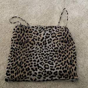  Supersöt linne i leopard från Gina Tricot. Säljs för dem inte kommer till användning