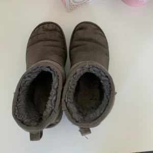 Äkta gråa uggs  - Äkta gråa UGGS i storlek 37,  köpta för 2.000kr. Går kanske att rengöra lite om man vill, har inte testat själv. Säljer dem för endast 350kr!! + frakt på spårbart 66kr