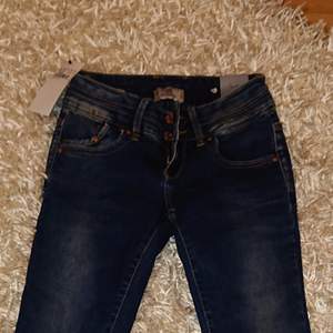 Helt nya jeans, med etikett på. JULITA X, low rose. Extra skinny.