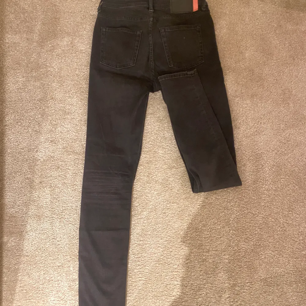 Ett par svarta skinny-jeans från acne. Köpta i Stockholm. Använda ett par gånger men är nu för små! . Jeans & Byxor.