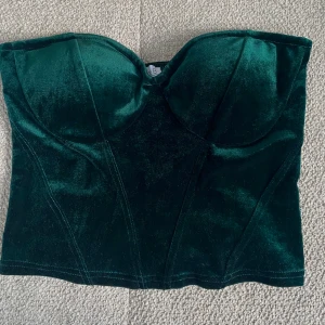 Topp nakd - Jättefin crop top från Nakd i sammet. Använd 3 gånger