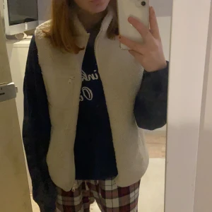 Teddy väst - Teddy väst beige 😁 storlek M sitter lite oversize på mig med S