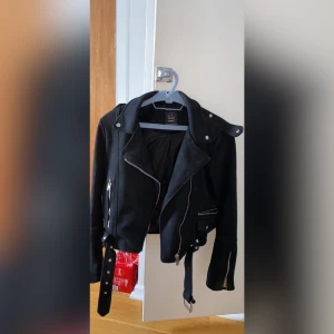 Svart jacka  - Svart jacka från zara knappt använd