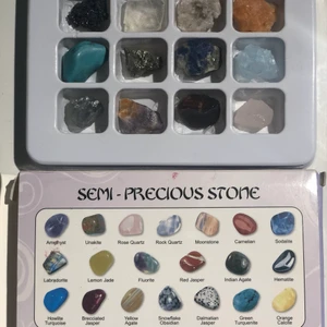 Semi-precious stone  - Säljer ett kitt med ”unika stenar”. Fick i födelsedagspresent för länge sedan men kommer inte till användning;)