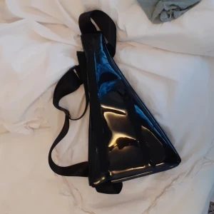 Axelväska  - Använd 1 gång, av svårt plast och i riktigt bra skick🌸 Man kan också anpassa väskan till olika storlekar med en rem som finns.