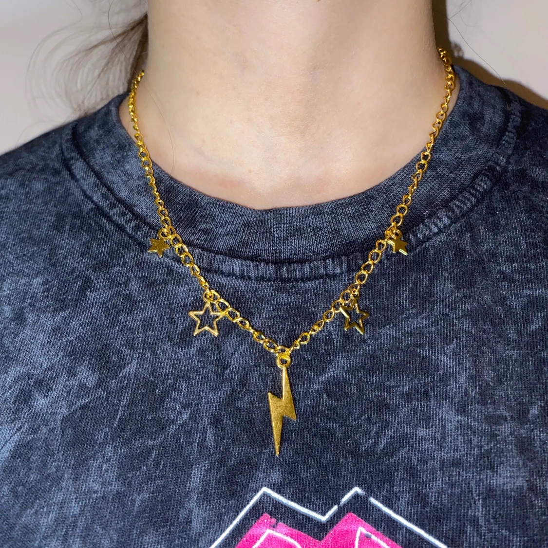 Trendigt halsband i guld - 91