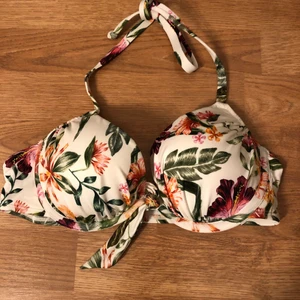 Bikinitopp - Bikinitopp med blommigt mönster. Från Hm. Obs push up på bikinin. Skriv för intresse. Storlek 75B. Fraktkostnad tillkommer, kan dock mötas upp i Stockholm :)