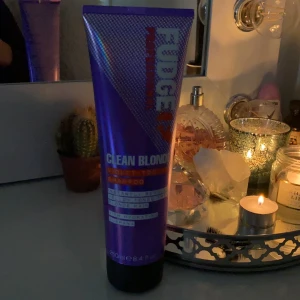 Silver schampoo  - Helt oanvänd den är väldigt stark så Max 5 min i håret💗 250 ml pris kan diskuteras vill bara bli av med den 