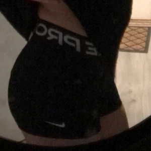 Nike Pro Shorts - dom va tyvärr lite för små för mig och jag tappade bort kvittot så kan inte ändra dom längre. Shortsen är helt nya använd bara en gång för att ta bilderna som ni ser❤️