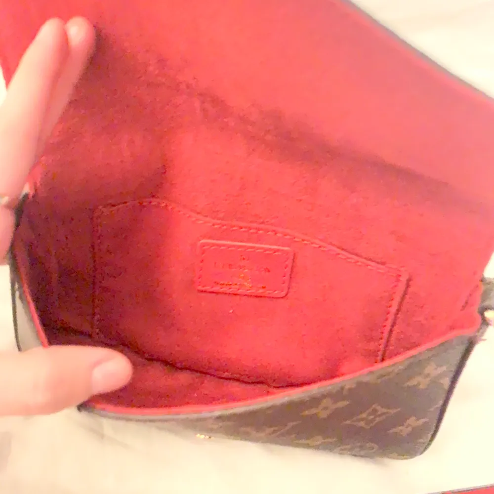 Louis Vuitton väska med tillhörande korthållare! Den är fake men den är i super skick, 