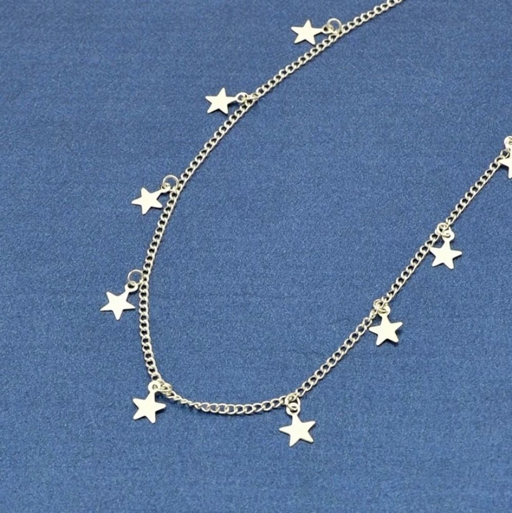 Jättegulligt silvrigt halsband från shein med små stjärnor på. Jättefin men kommer inte till användning, alltså aldrig använd. Frakt kostar 24kr. Accessoarer.
