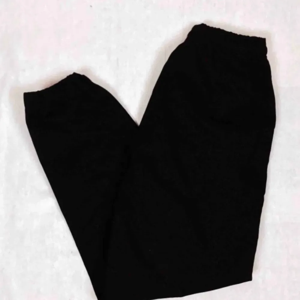 Stretchig material, storlek M passar även på S, köpt från Lisa anckarman, använd 2 gånger. Jeans & Byxor.