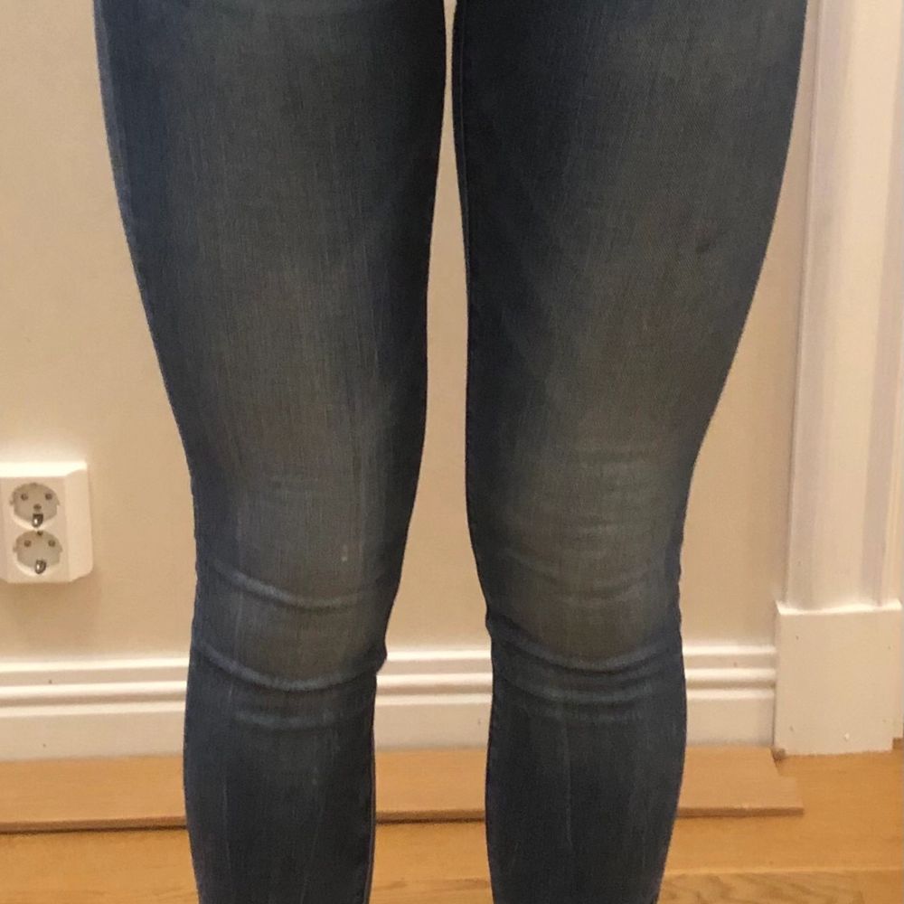 Ett par fräscha crocker jeans som är i storlek 28/32 men passar en 26/32 så små i storleken. 100kr plus frakt :). Jeans & Byxor.